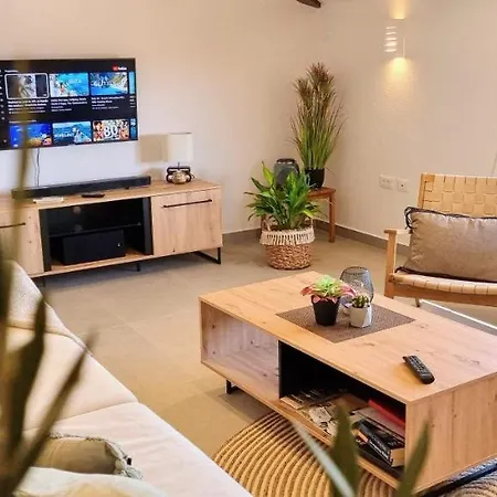 Andrea With Infinity Salty Pool 別荘