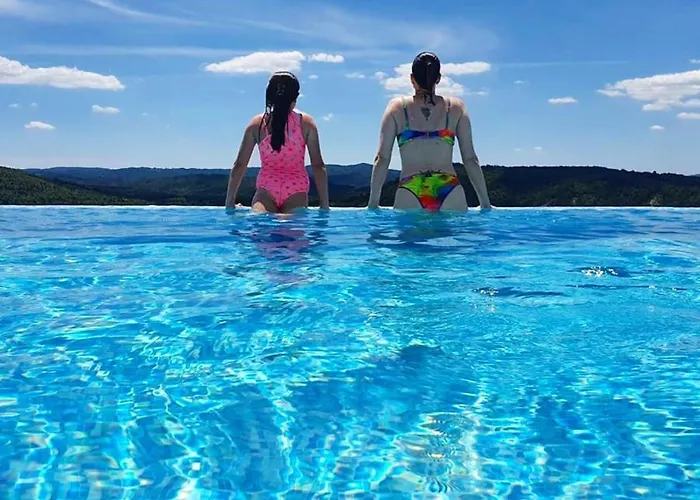 Andrea With Infinity Salty Pool Feriehus