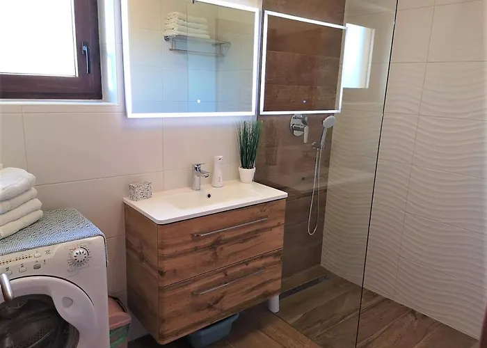 Andrea With Infinity Salty Pool Feriehus