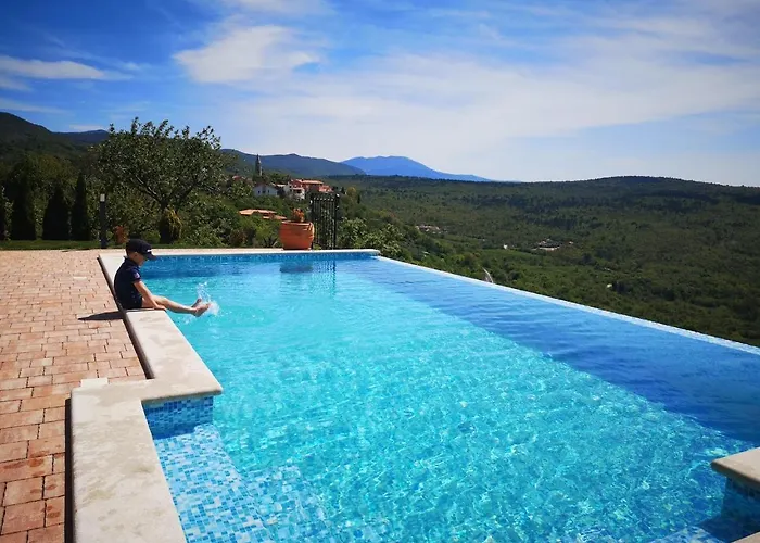 度假居 Andrea With Infinity Salty Pool Roč