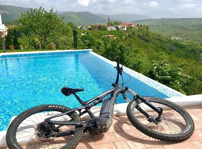 Andrea With Infinity Salty Pool Feriehus